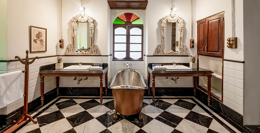 Bastora House - Luxurious  bathroom